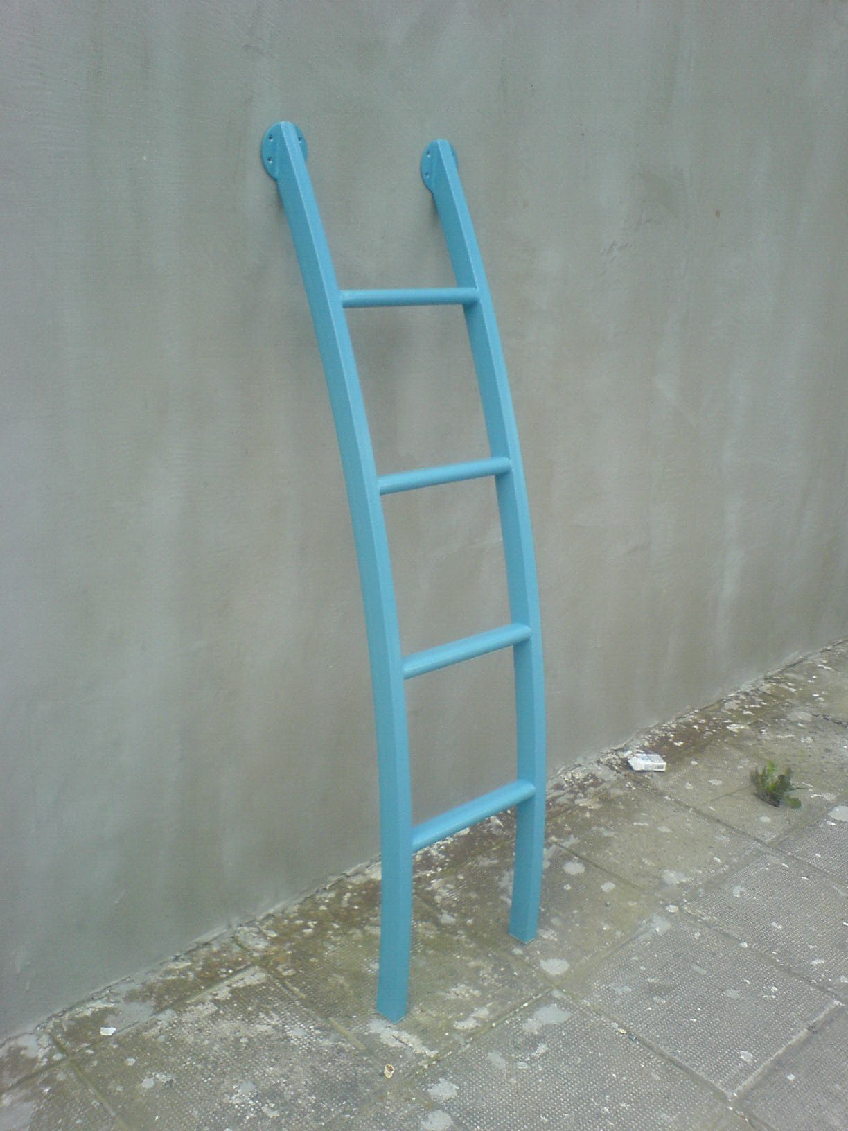 Сини метални стълби