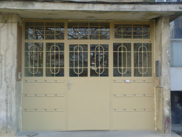 Метални врати за входове на жилищни кооперации