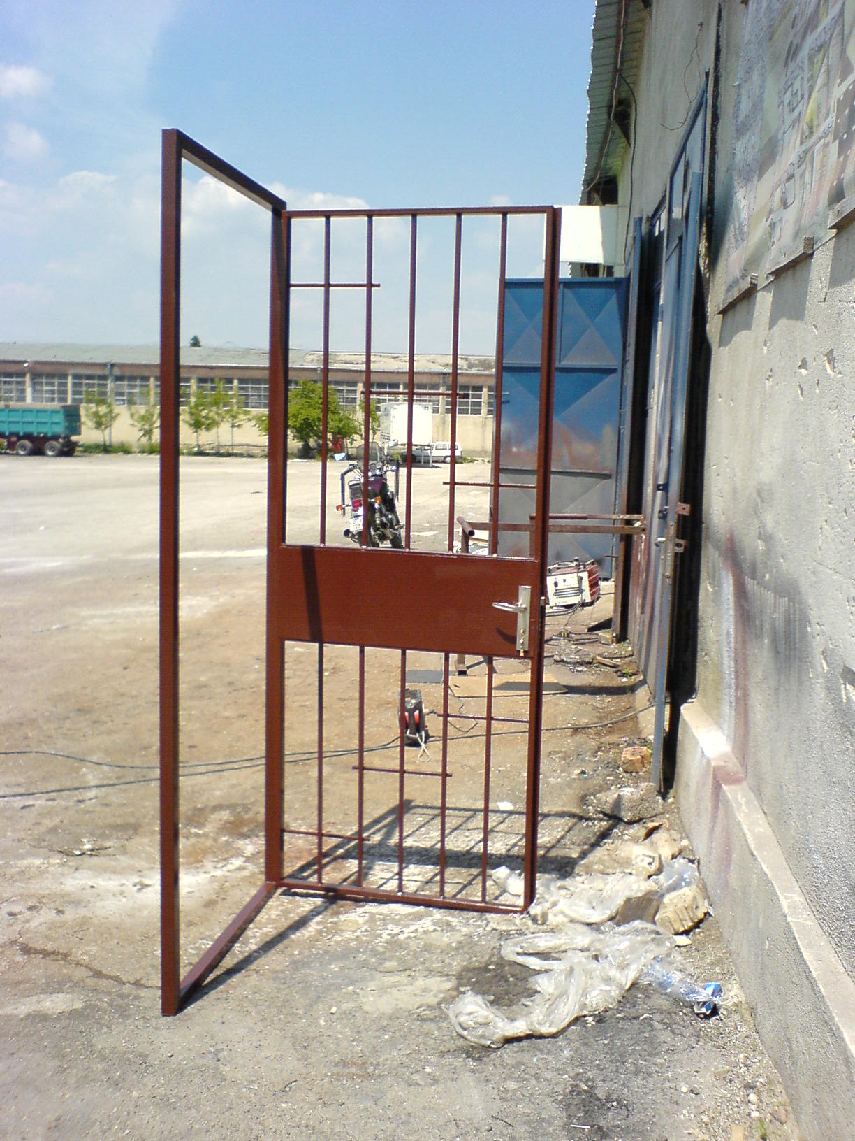 Метални врати за сервизни помещения
