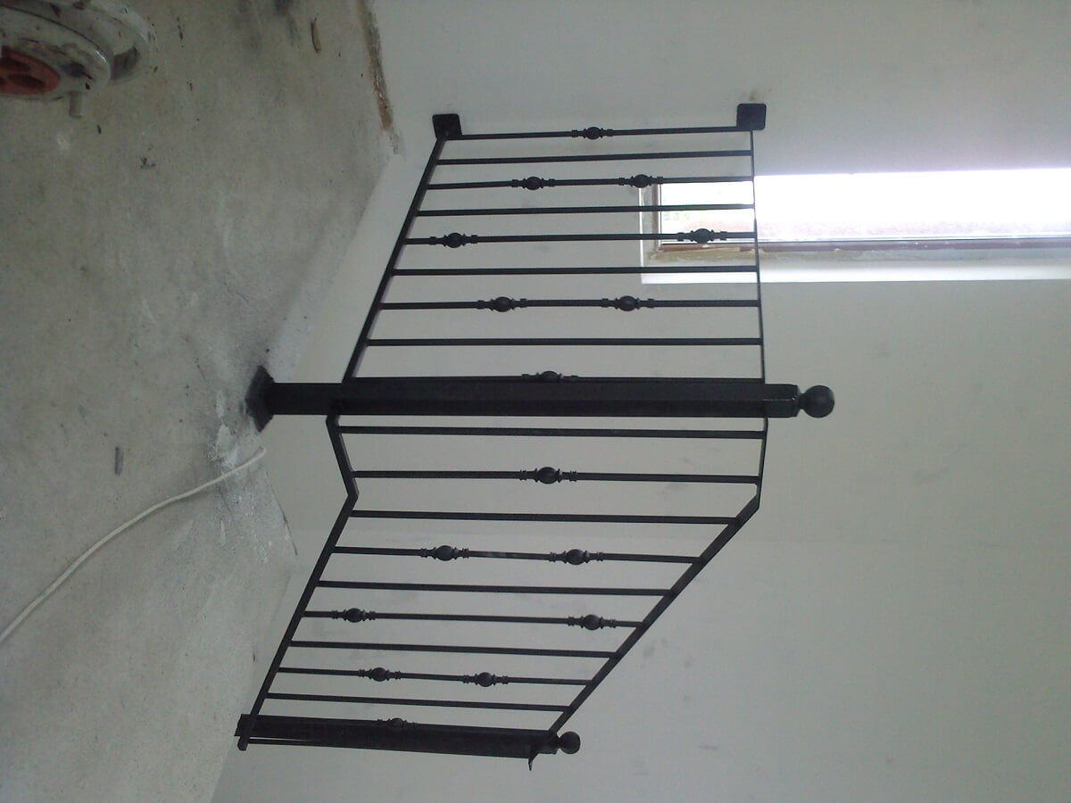 metal railings - стълбище - метални парапети
