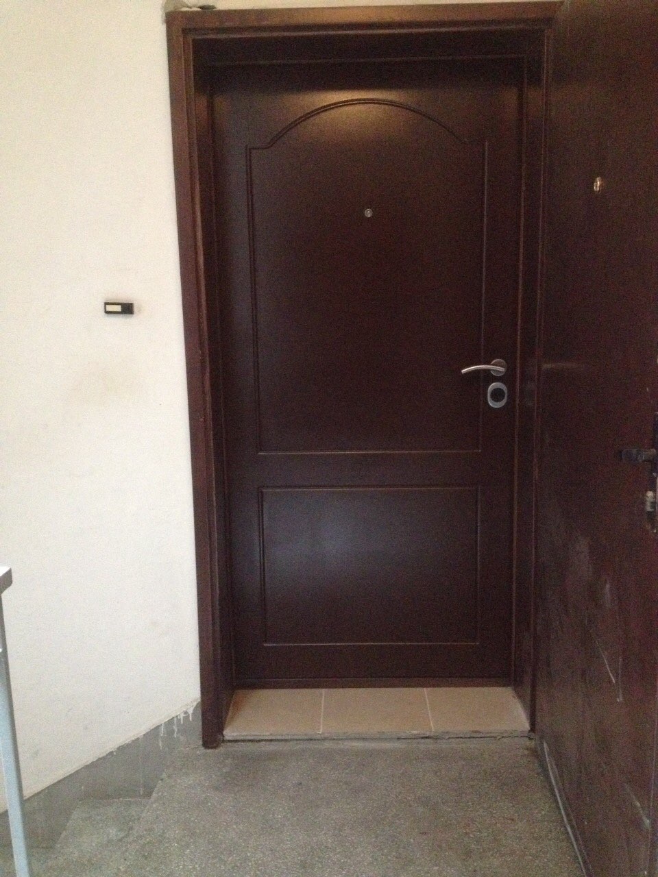 Метални блиндирани врати за апартаменти
