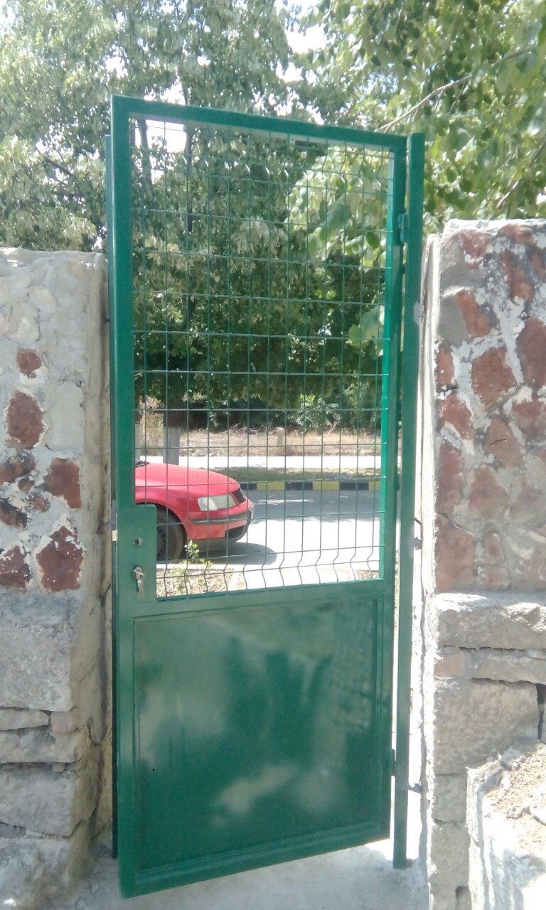 Метални врати за дворове